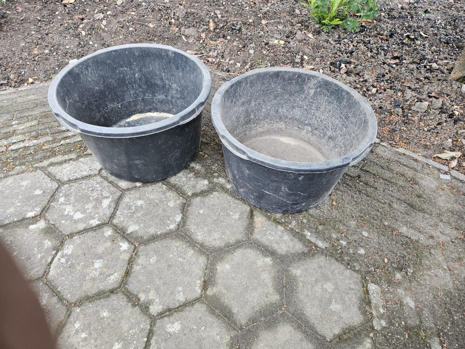Twee gebruikte zwarte kunststof plantenbakken, Ophalen, Kunststof, Gebruikt, Minder dan 60 cm