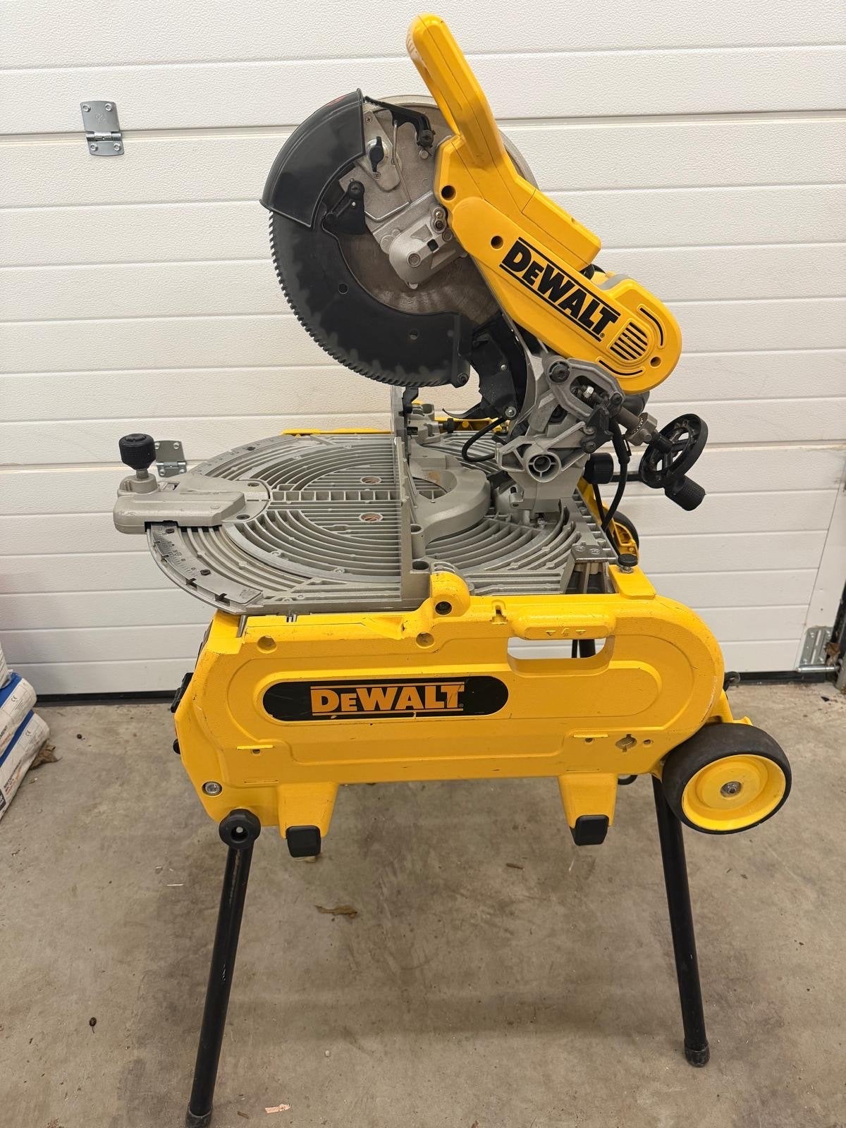 Dewalt D27107-QS Zaagtafel en Afkortzaag - Verrijdbaar, Ophalen, Gebruikt, 70 mm of meer, Afkortzaag