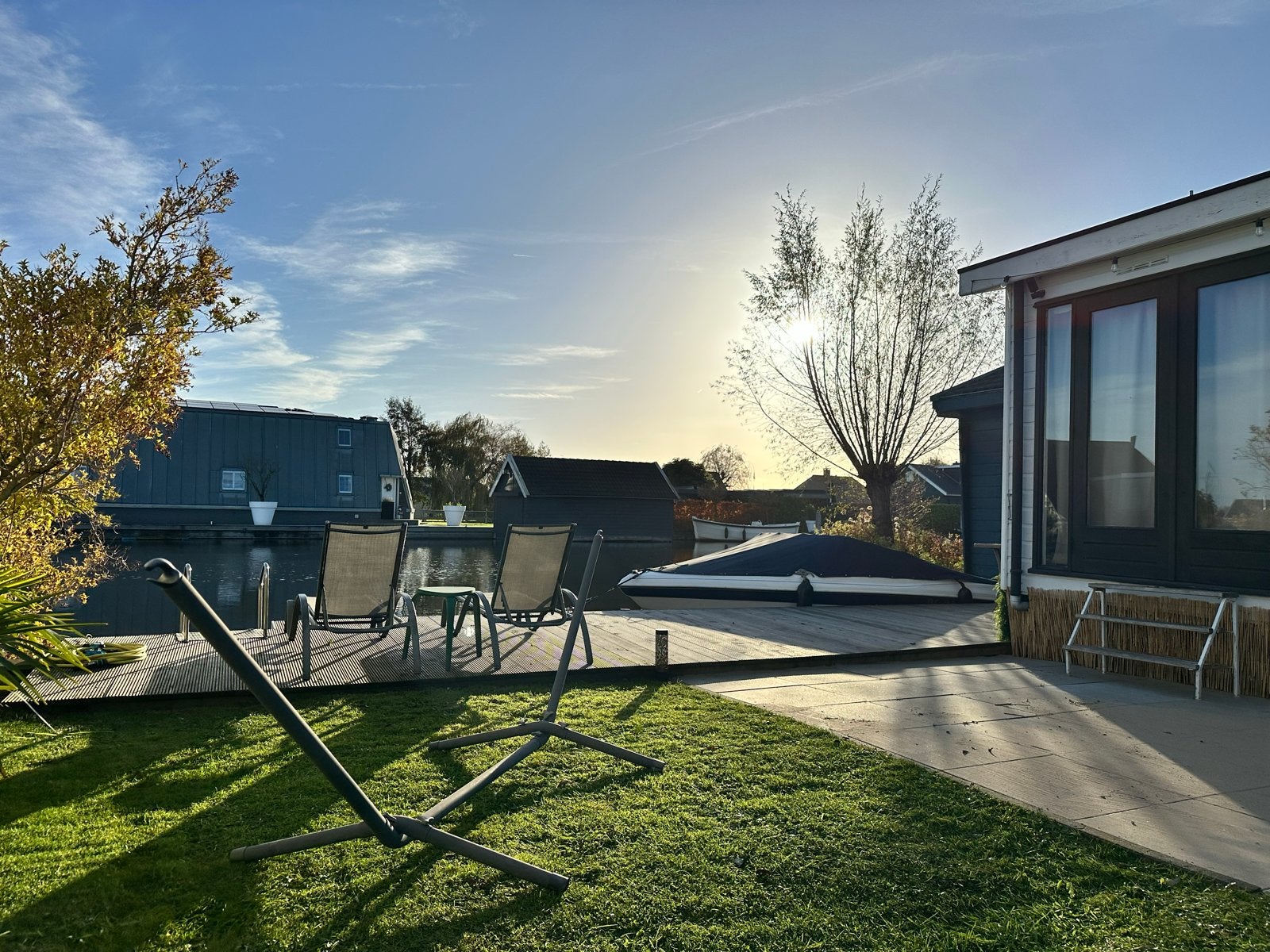 Chalet aan het water met eigen ligplaats boot Loosdrecht, Vakantie, Open haard, 2 slaapkamers, Recreatiepark, Utrecht
