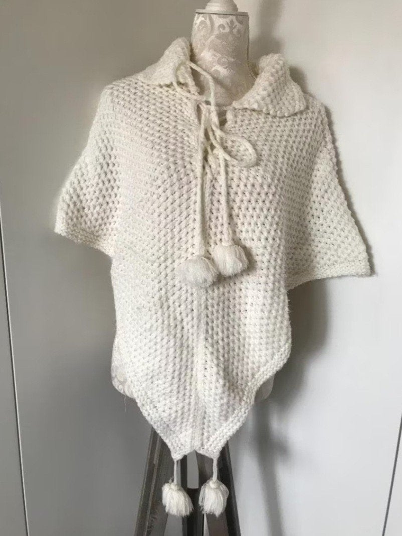 Cremekleurige Poncho, Ophalen of Verzenden, Zo goed als nieuw, Maat 38/40 (M)