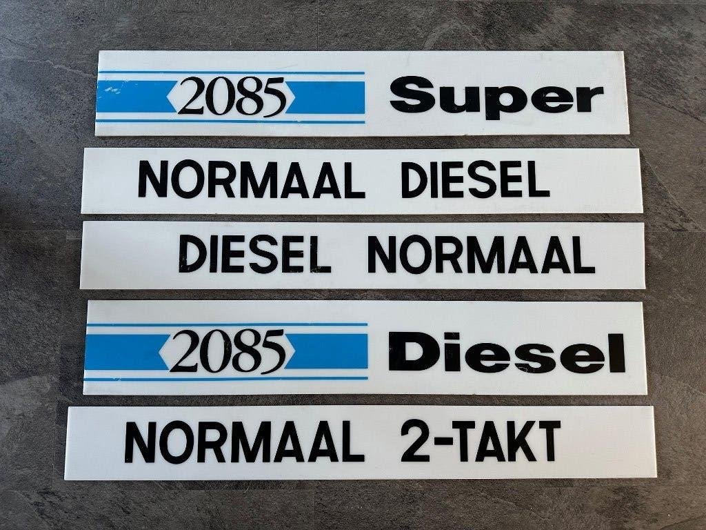 5 benzinepomp bordjes. SUPER NORMAAL DIESEL 2-TAKT 2085, Verzamelen, Merken en Reclamevoorwerpen, Ophalen of Verzenden, Gebruikt