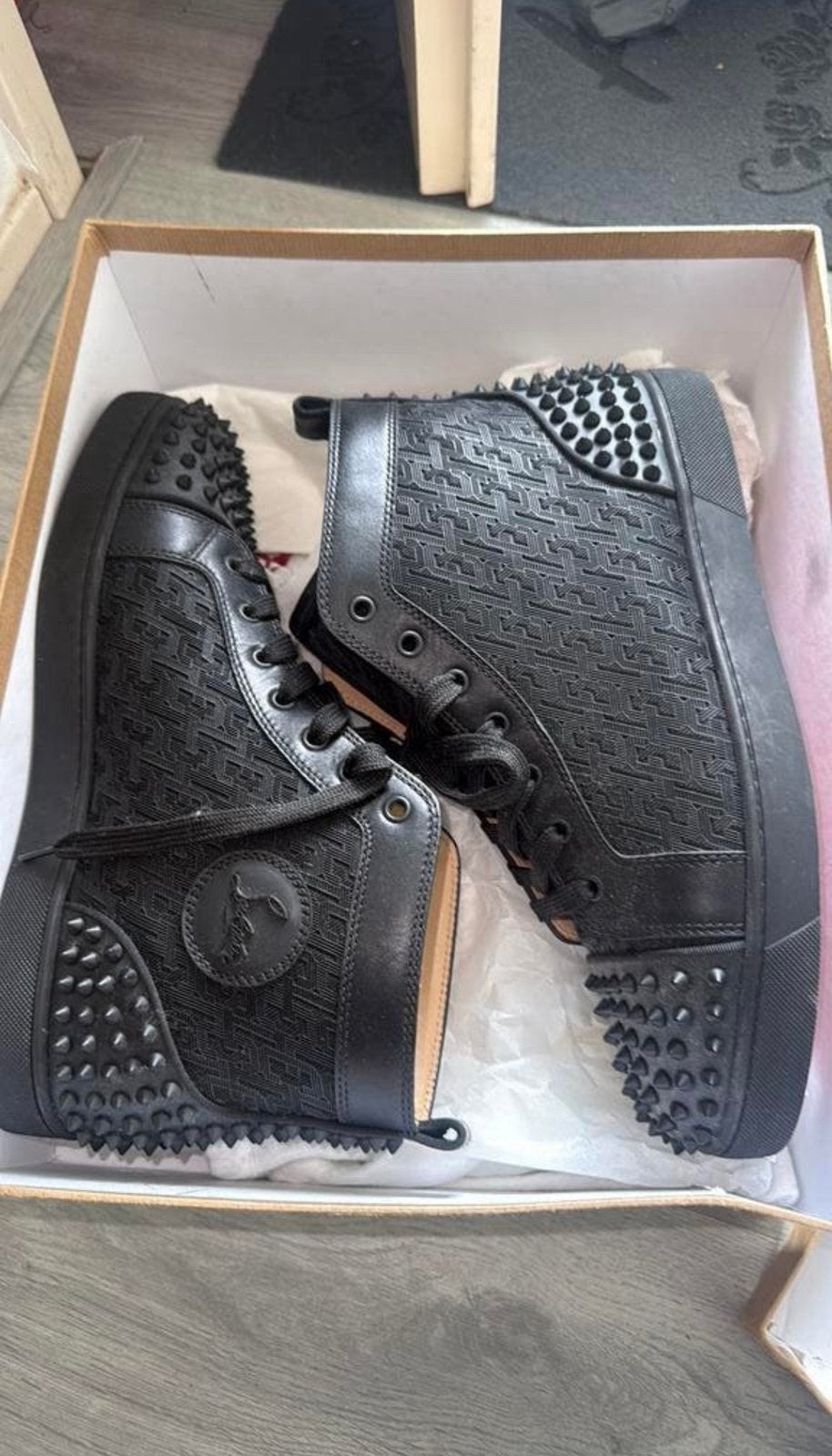 CHRISTIAN LOUBOUTIN LOU SPIKES 2 FLAT – ZWART/ZWART MAT, Ophalen of Verzenden, Zo goed als nieuw, Zwart