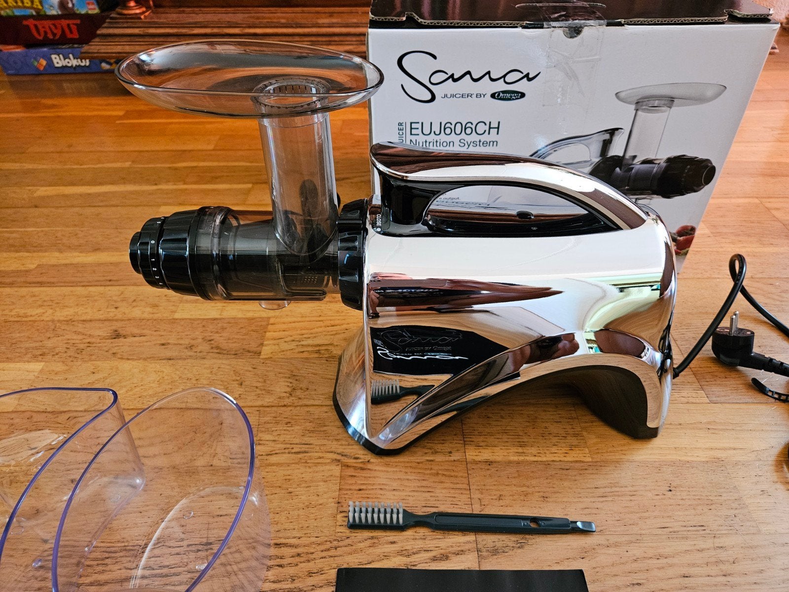 Sana by Omega EUJ-606 slowjuicer plus Celery Cap, Ophalen of Verzenden, Zo goed als nieuw, Slowjuicer