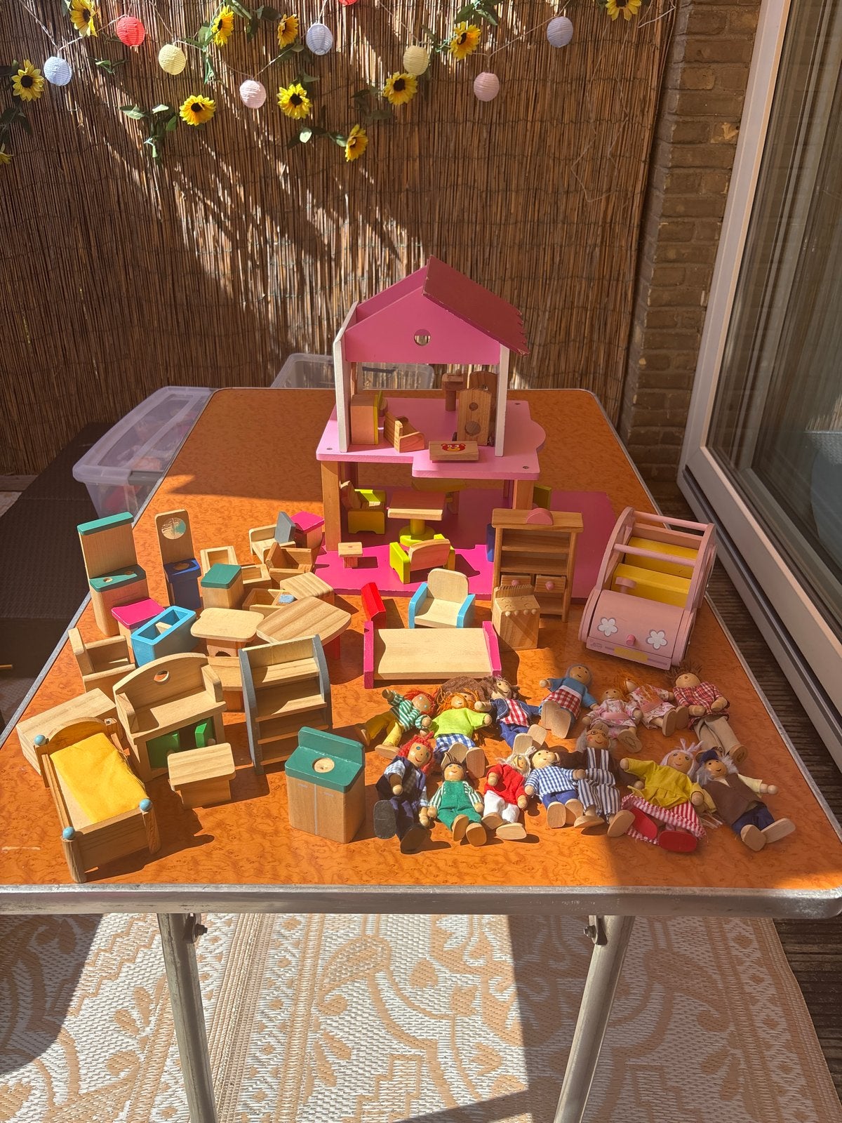 Houten poppenhuis met meubels en poppen, Ophalen of Verzenden, Gebruikt, Overige typen