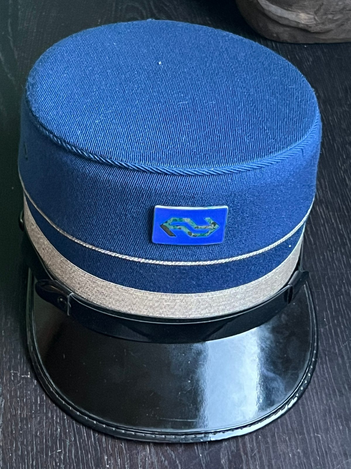 Vintage NS conducteurspet met geëmailleerde speld, Verzamelen, Ophalen of Verzenden, Zo goed als nieuw, Trein, Overige typen