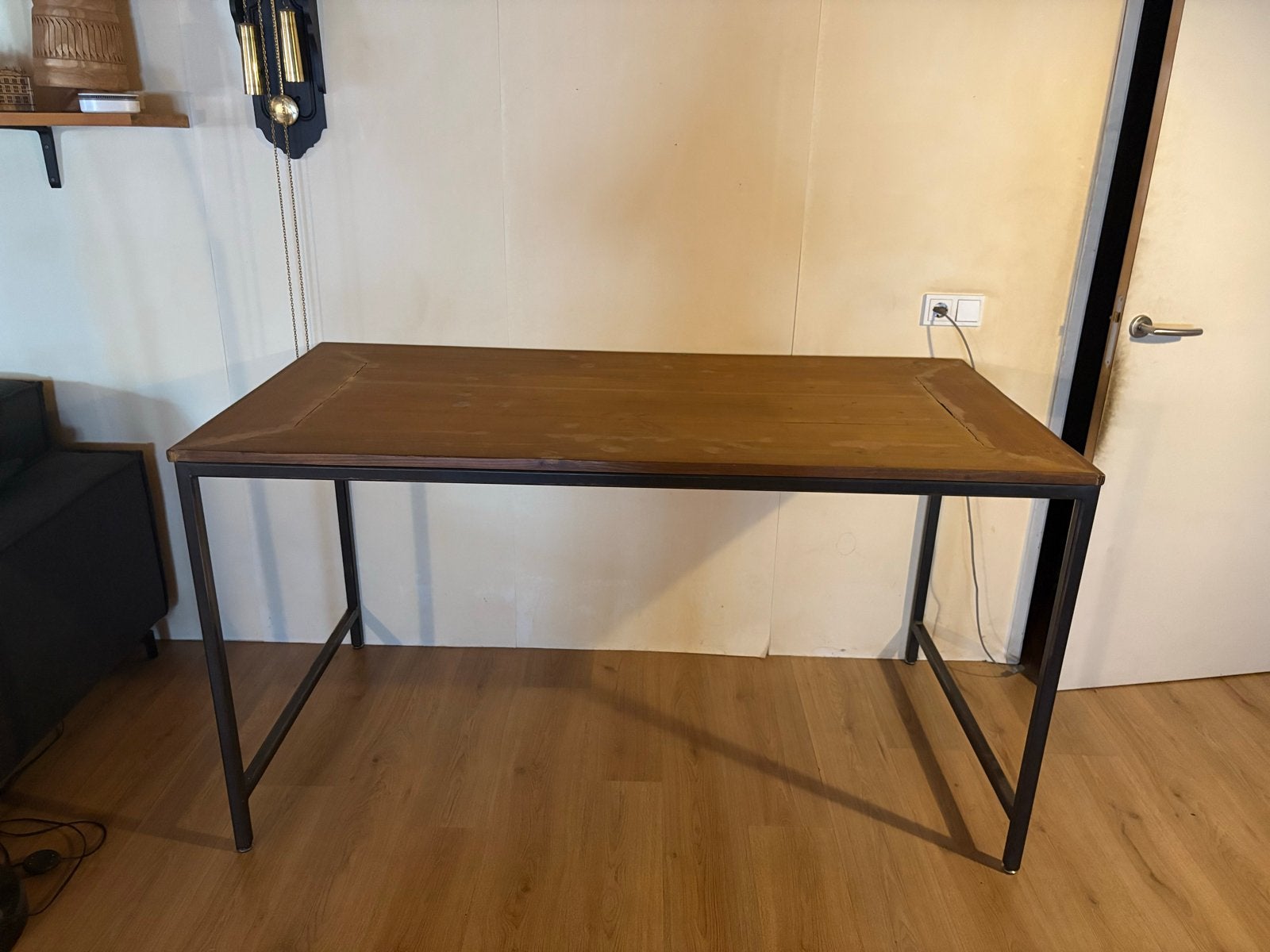 Robuuste houten tafel met metalen onderstel, Ophalen, Gebruikt, 200 cm of meer, 50 tot 100 cm