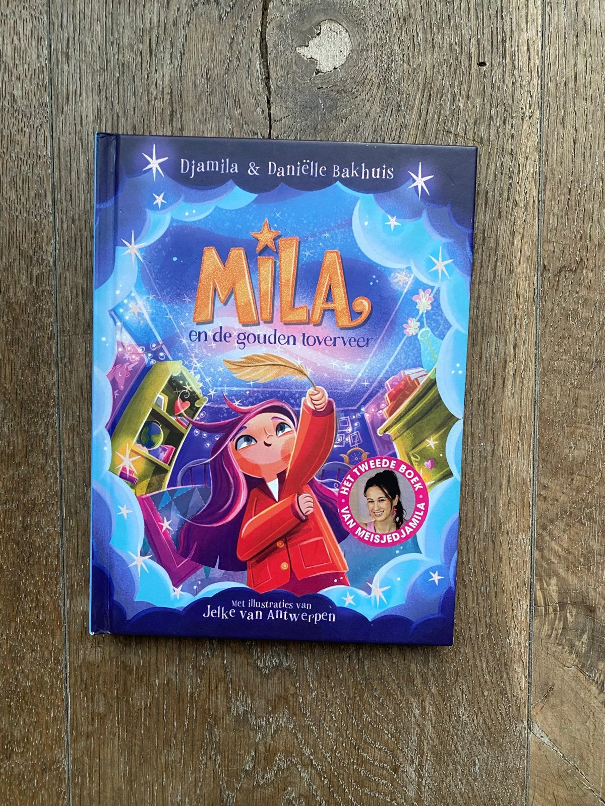 Mila en de gouden toverveer - Djamila & Daniëlle Bakhuis, Boeken, Ophalen, Zo goed als nieuw, Sprookjes