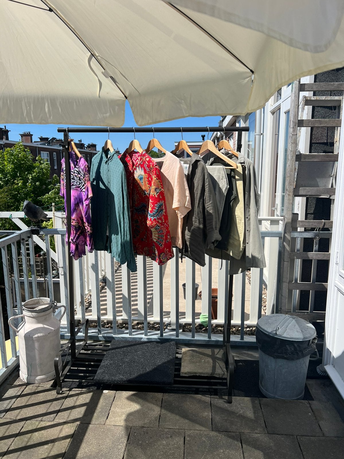 Een stevig kledingrek met sierlijke poten., Kleding | Dames, Kledingrekken, Ophalen, Gebruikt