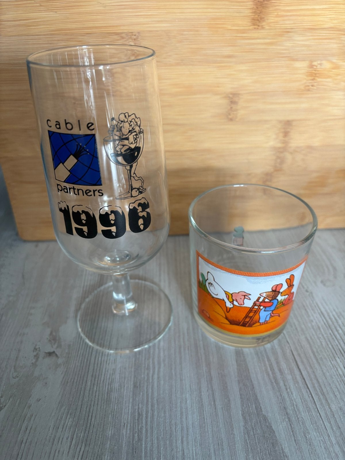 Twee glazen: Cable Partners 1996 en Kikker vindt een schat, Huis en Inrichting, Keuken | Servies, Glas of Glazen, Gebruikt, Overige merken