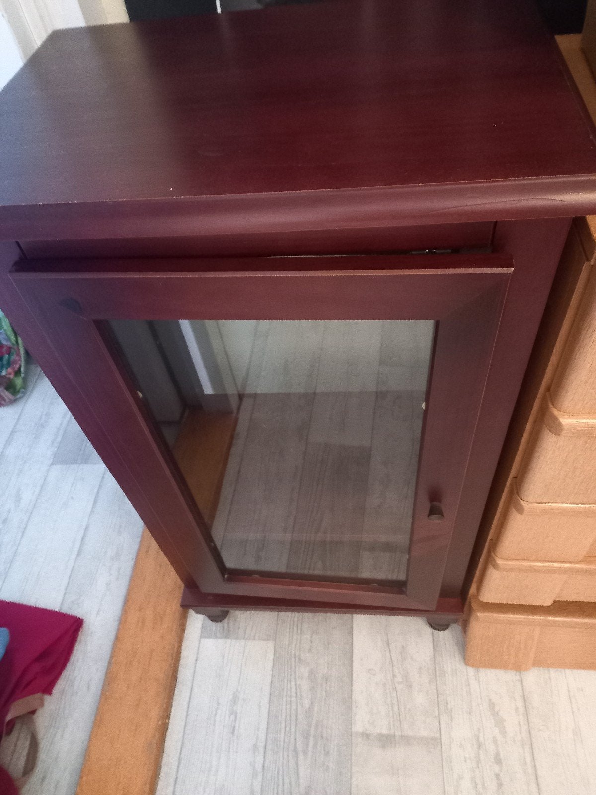 Houten kastje met glazen deur  konolial kast.  ., Ophalen of Verzenden, Gebruikt