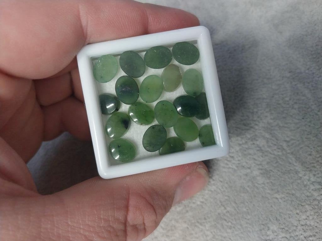 Lot met ovaal geslepen lichte jade, Ophalen of Verzenden