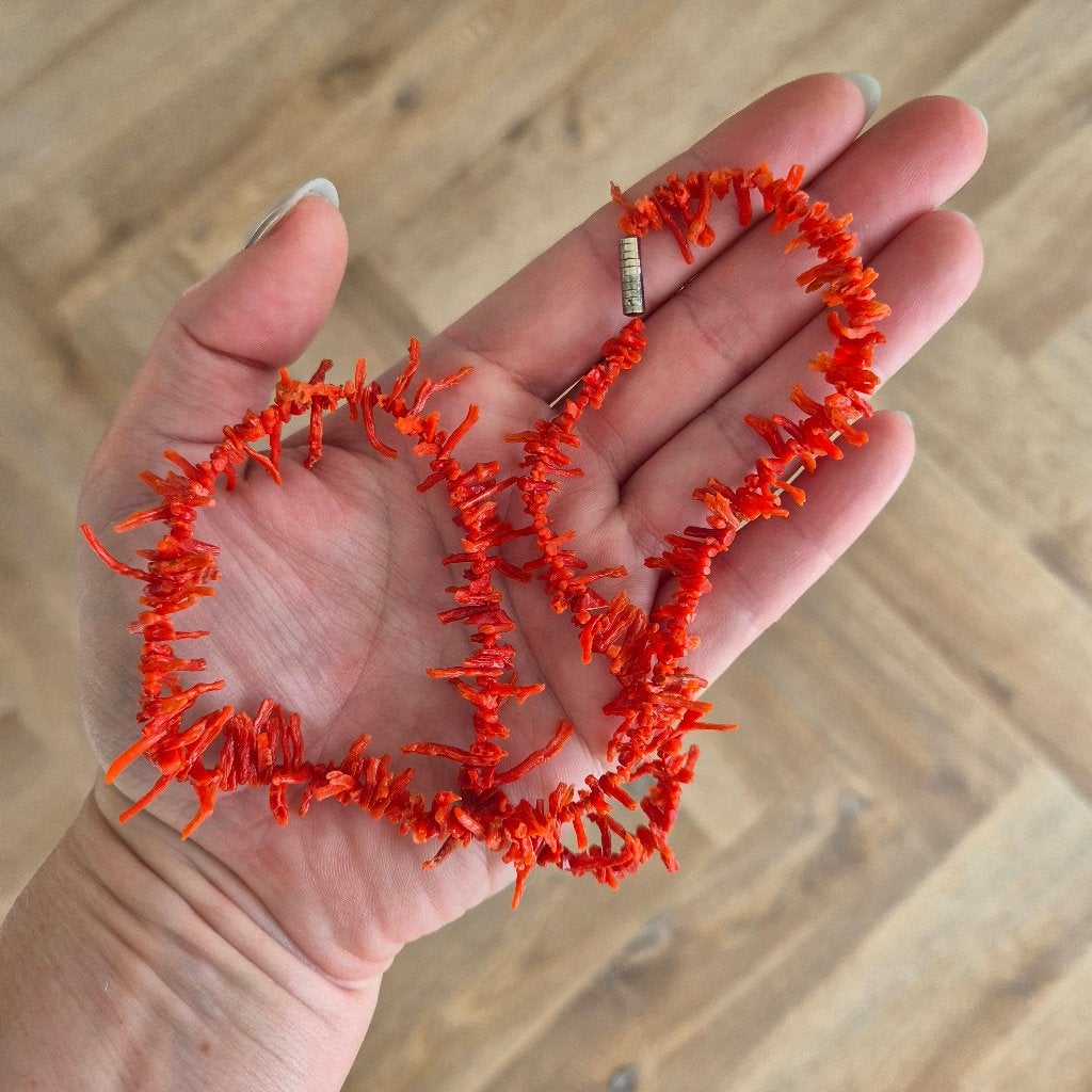 Ketting bloedkoraal stokjes, Sieraden, Tassen en Uiterlijk, Kettingen, Ophalen of Verzenden, Gebruikt, Rood, Steen of Mineraal