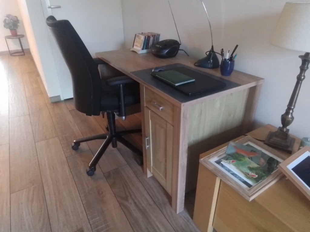 Bureau inclusief bureaustoel mogen gratis weg!, Gebruikt, Hout, Bruin, Ophalen of Verzenden