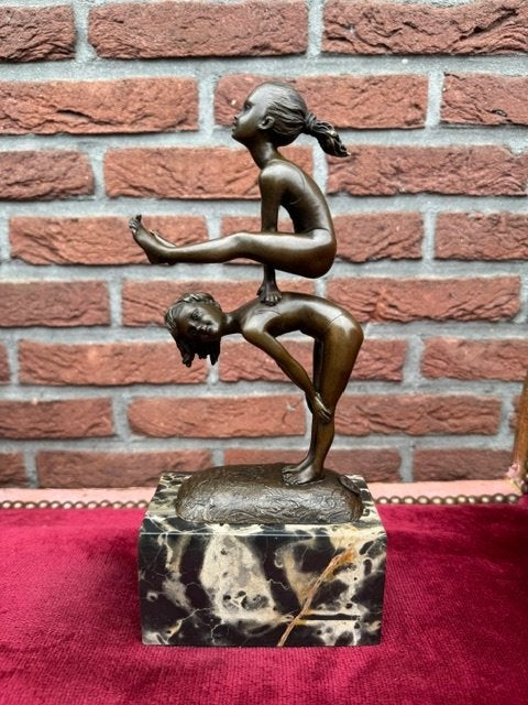 leuk en speels bronzen beeld, HAASJE OVER, Antiek en Kunst, Ophalen of Verzenden, Brons
