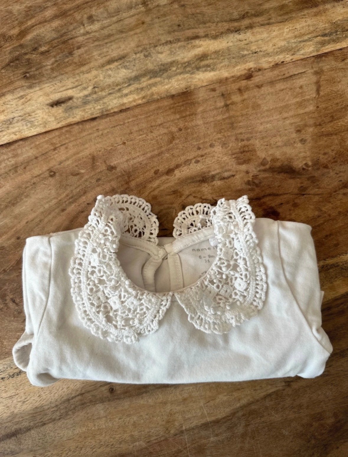 Schattige witte romper met kanten kraagje name it, Kinderen en Baby's, Ophalen of Verzenden, Zo goed als nieuw, Meisje, Nacht- of Onderkleding