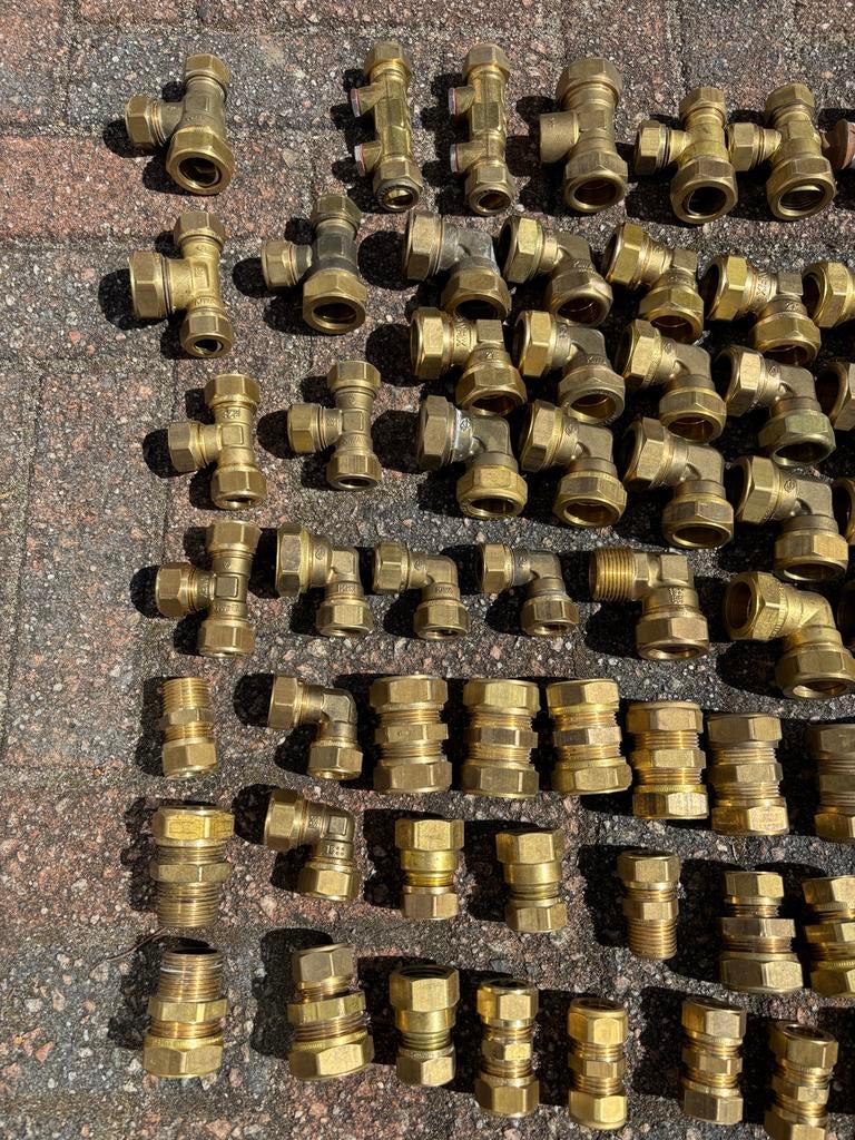 Diverse messing knelkoppelingen en kranen - Grote partij, Doe-het-zelf en Verbouw, Ophalen, Overige materialen, Minder dan 20 mm