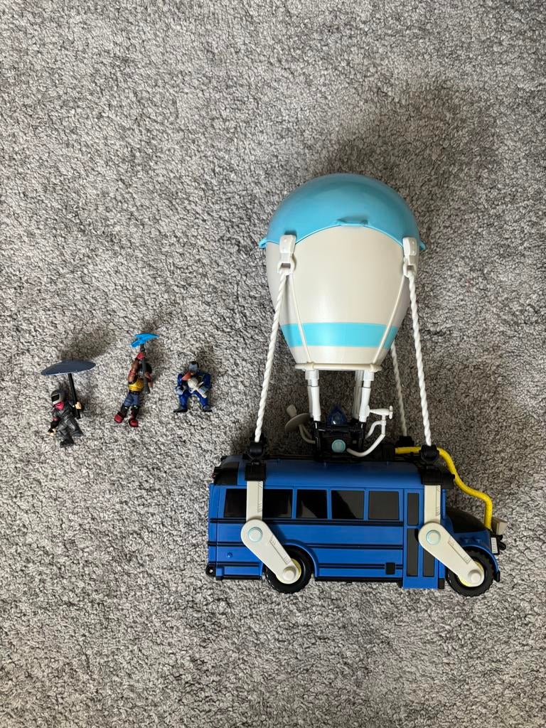 Fortnite Battle Bus met 3 actiefiguren, Ophalen of Verzenden, Zo goed als nieuw