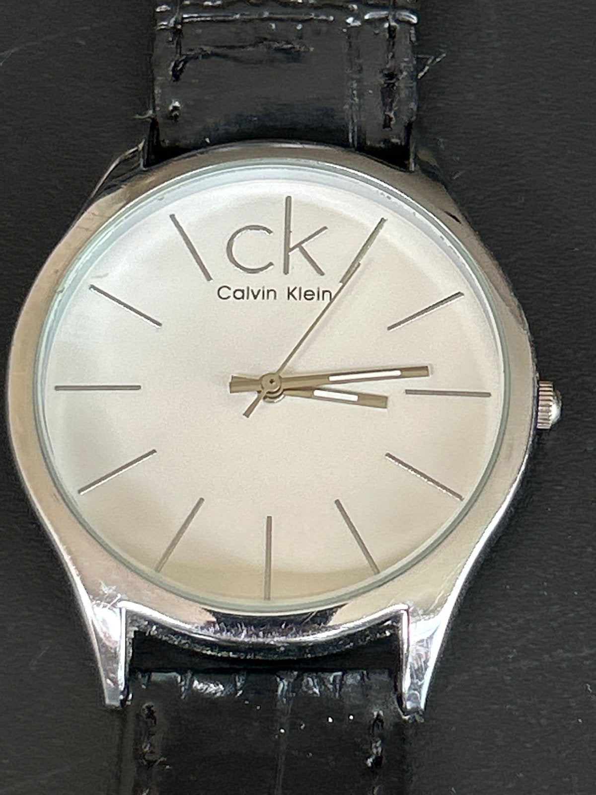 Calvin Klein CK Polshorloge - Zilverkleurig met Zwart Bandje, Sieraden, Tassen en Uiterlijk, Horloges | Dames, Gebruikt, Polshorloge