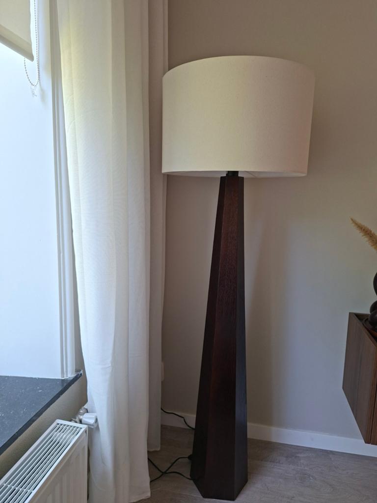 Stijlvolle vloerlamp met houten voet en stoffen kap, Ophalen, Modern, Sfeervol, Zo goed als nieuw, Stof