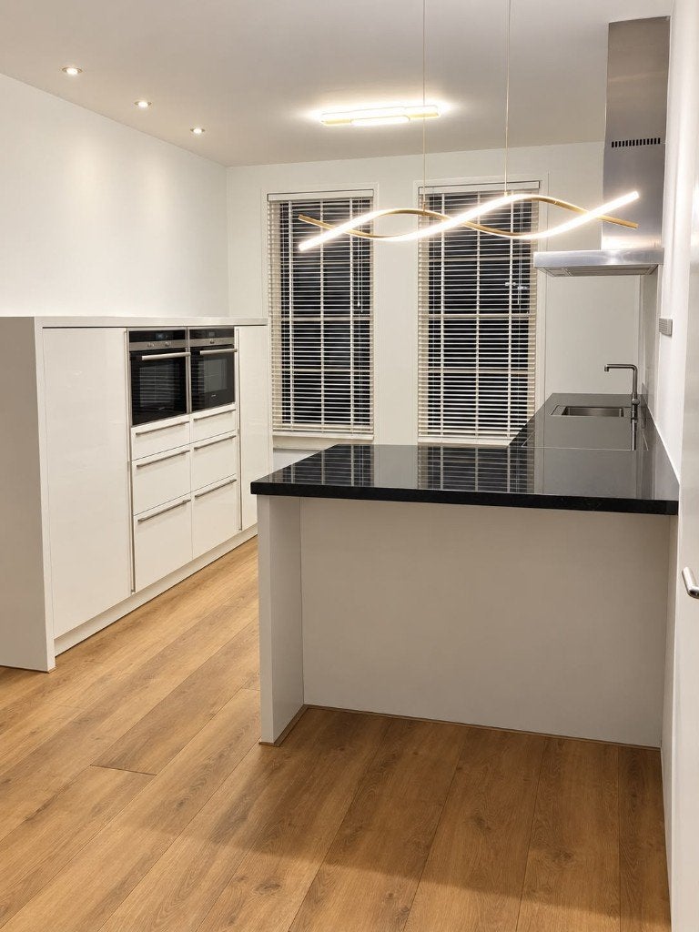 Mooie complete witte keuken met zwart werkblad + apparatuur, Ophalen, Wit, Dubbelwandige keuken, Composiet