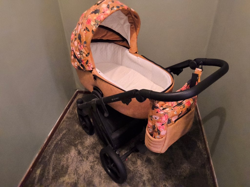 Prachtige warm okerkleurige kinderwagen te koop