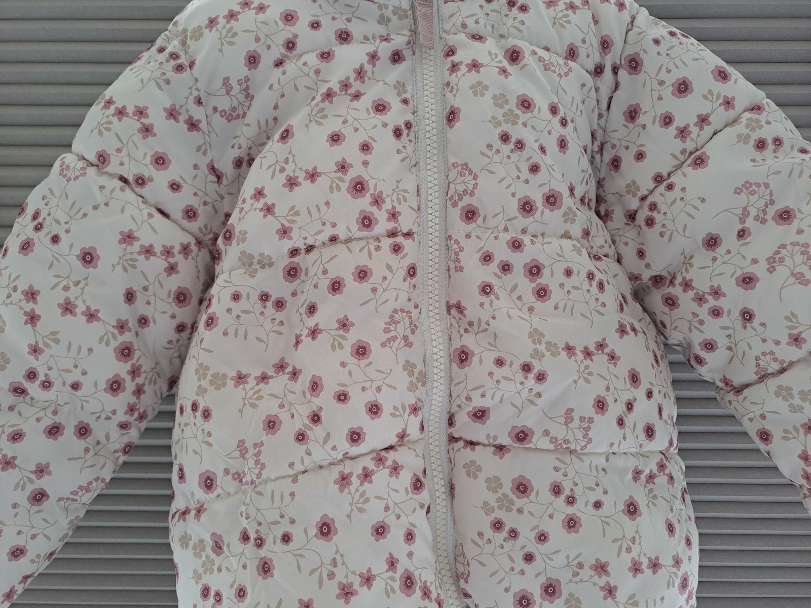 H&M Roze Bloemen Winterjas Maat 92 capuchon, Meisje, H&M, Ophalen of Verzenden, Zo goed als nieuw