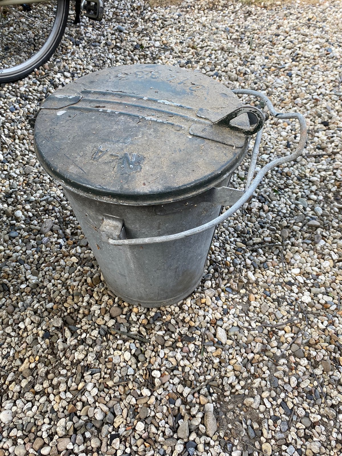 Te koop, oude ijzeren prullebak, Tuin en Terras, Tuinwanddecoratie, Ophalen, Gebruikt