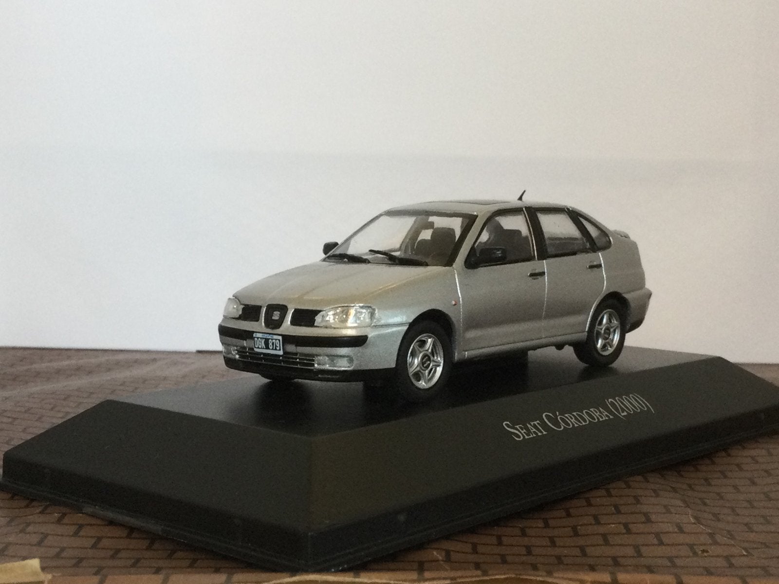 Seat Cordoba 1998 Sedan Zilvergrijs Hachette 1:43, Ophalen of Verzenden, Zo goed als nieuw, Auto, Overige merken