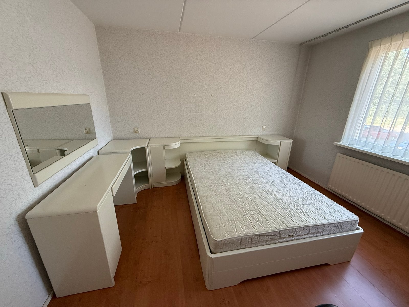 Tweepersoons bed met nachtkastjes 260x210 en bureau - Wit, Huis en Inrichting, Slaapkamer | Bedden, Ophalen, Modern., Gebruikt