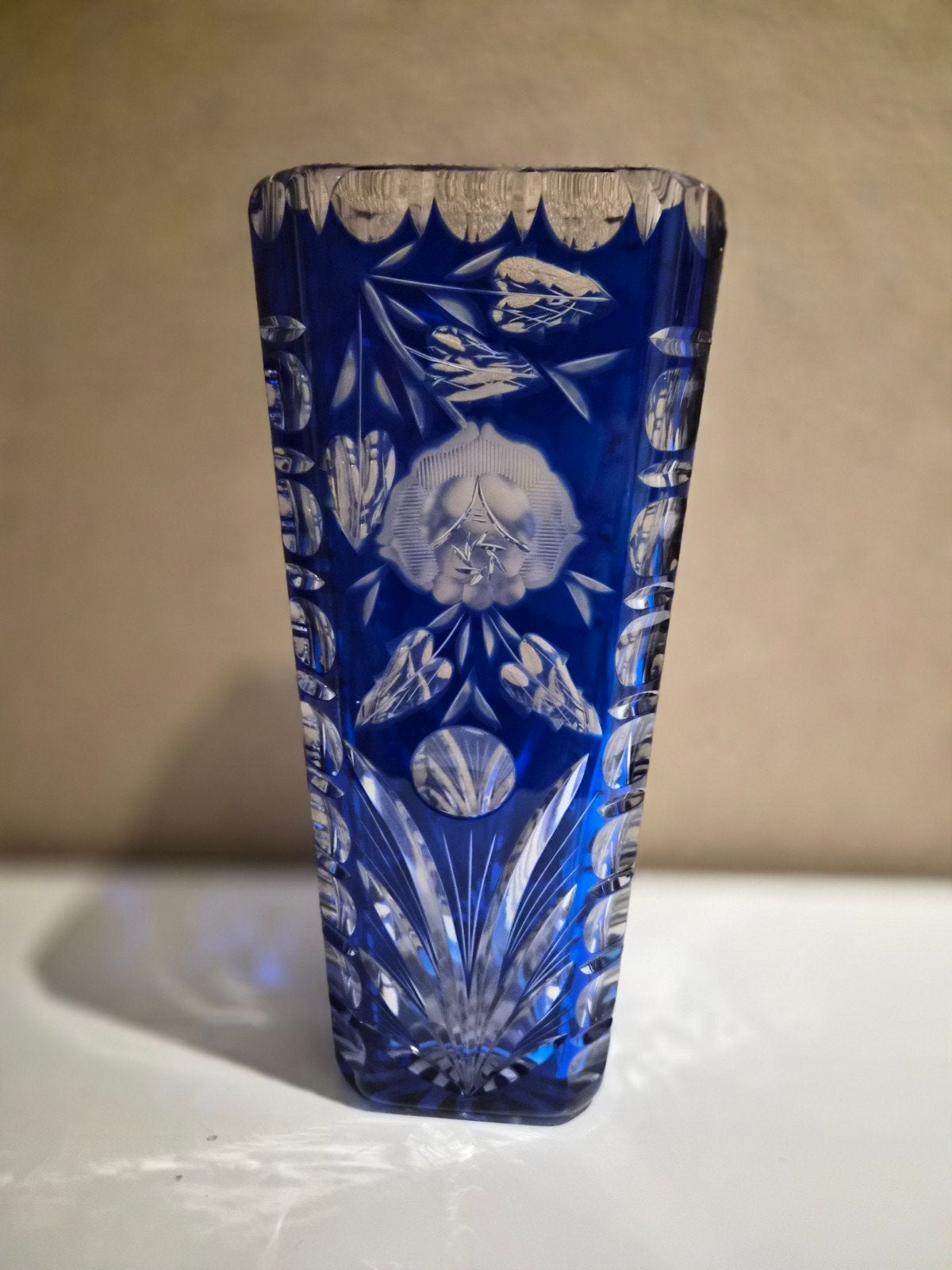 Prachtige blauwe kristallen vaas met bloemmotief, Antiek en Kunst, Ophalen