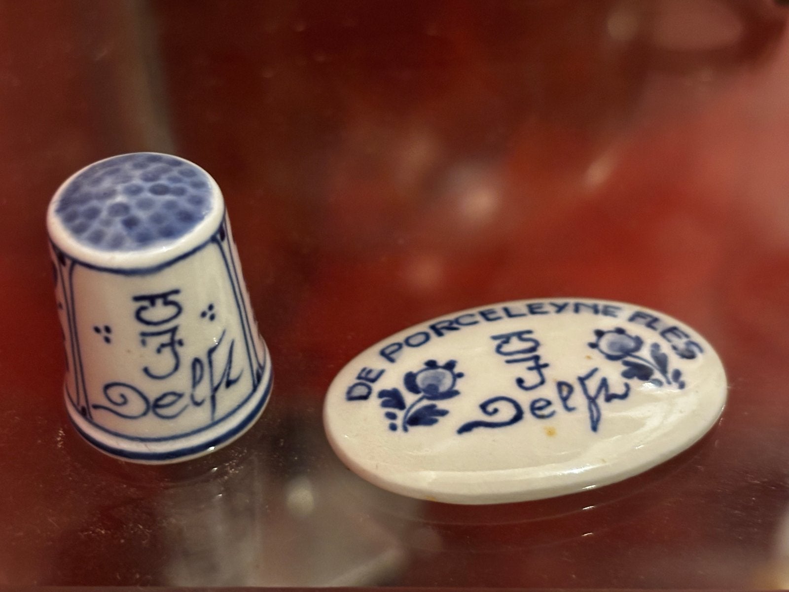 Handgeschilderd Delfts Blauw vingerhoedje en ovale badge, Verzamelen, Vingerhoedjes, Ophalen, Zo goed als nieuw, Porselein, Nederland