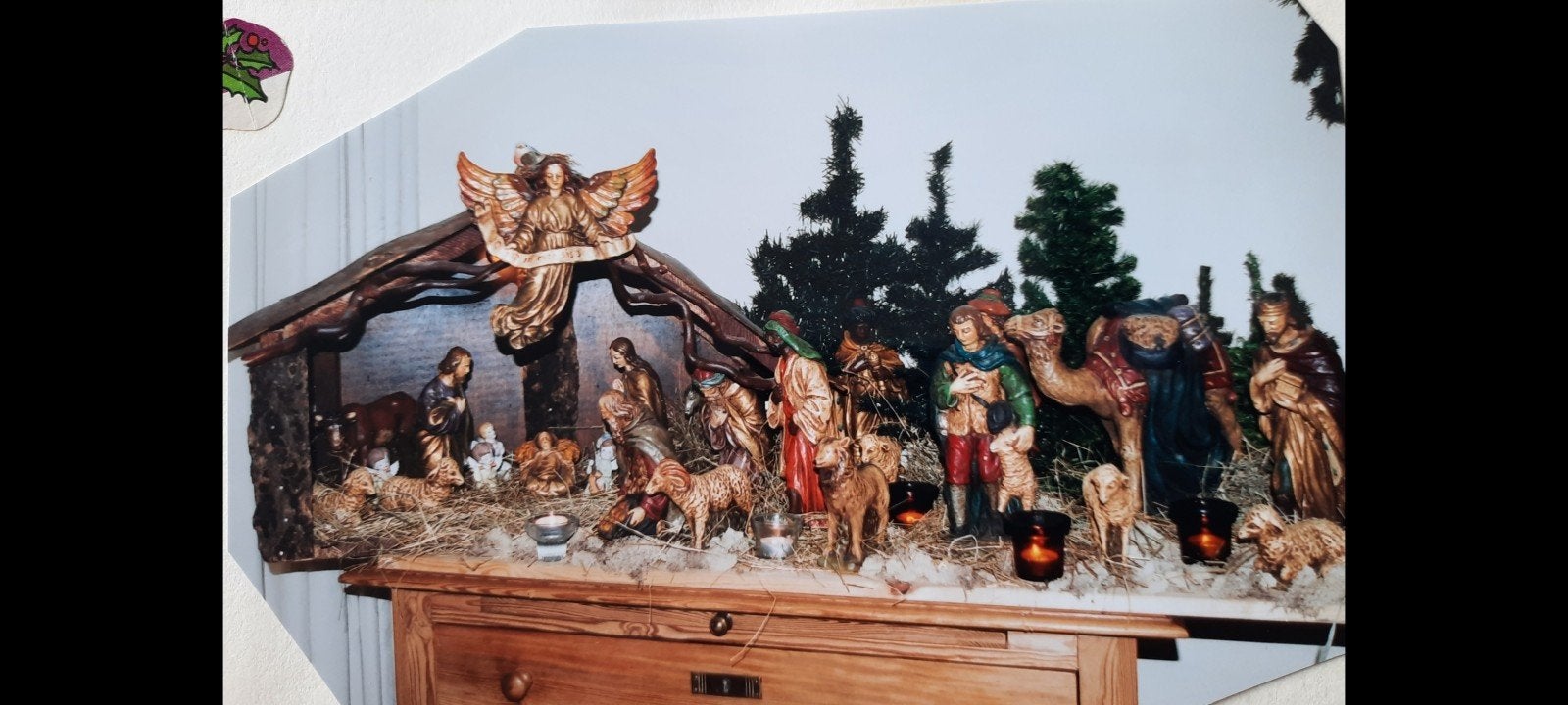 Kerststal met grote beelden, Eén persoon