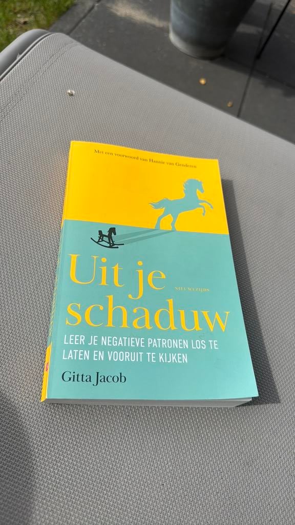 Uit je schaduw - Gitta Jacobs, Ophalen of Verzenden, Zo goed als nieuw