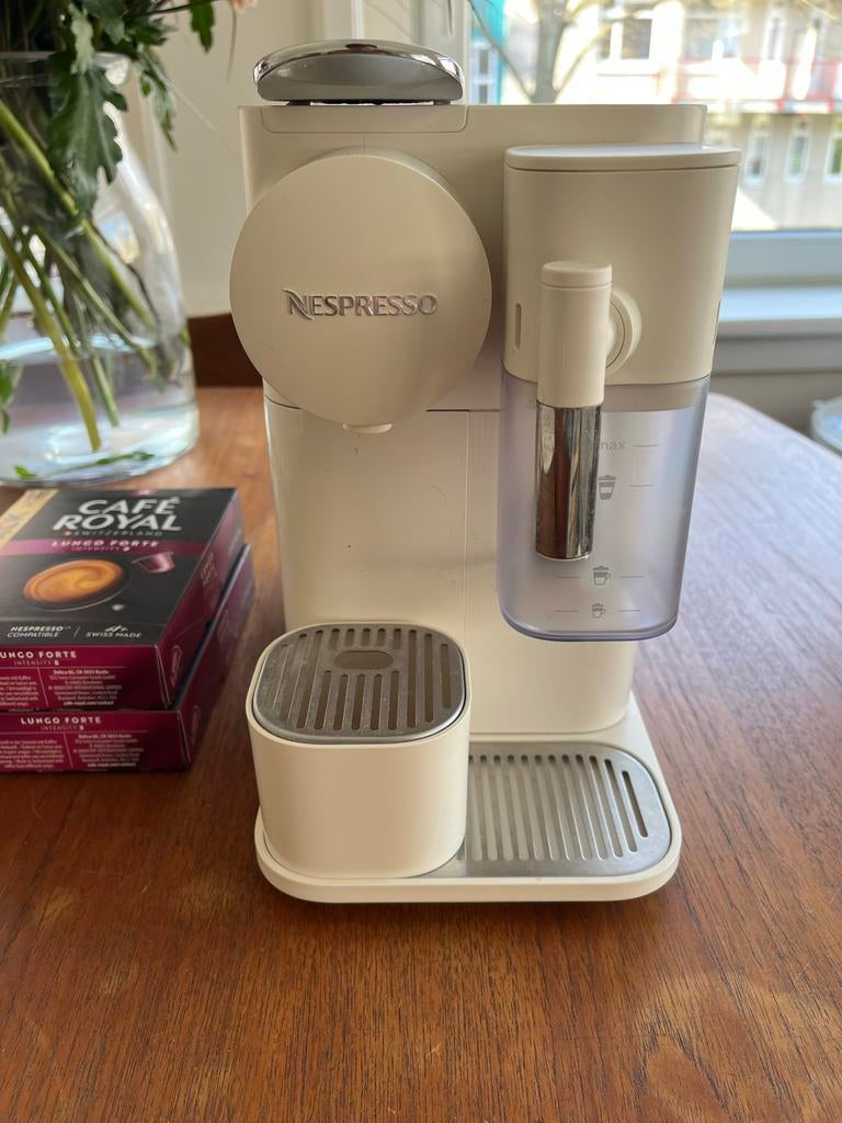 DeLonghi Gran Lattissima Nespresso koffiemachine, Gebruikt, Koffiemachine, Ophalen of Verzenden, Koffiepads en cups