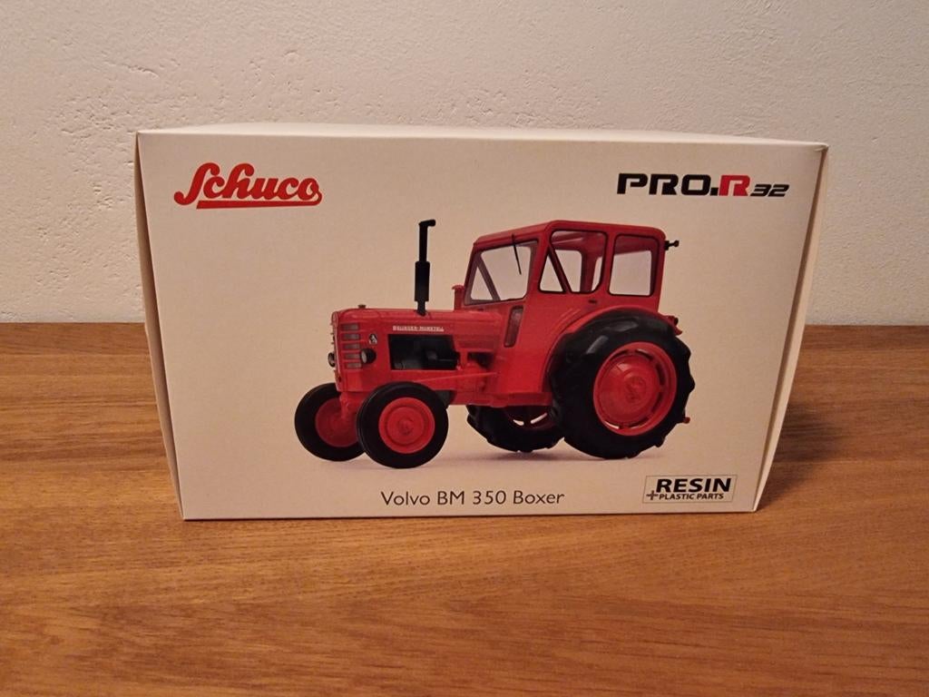 Volvo BM 350 Boxer met kabine Schuco, Hobby en Vrije tijd, Modelauto's | 1:32, Nieuw, Tractor of Landbouw, Schuco, Ophalen of Verzenden