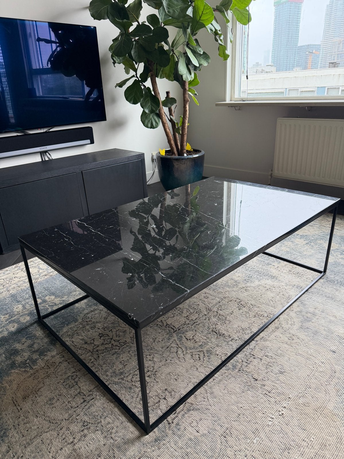 Moderne salontafel met zwart marmer en metalen onderstel, Ophalen, 100 tot 150 cm, 50 tot 100 cm, Zo goed als nieuw