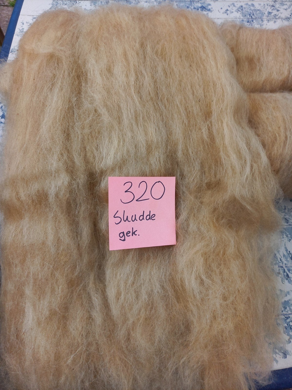 nr 320 Gekaarde wol / Kaardvlies Skudde 700 gram ongewassen, Wol, 120 cm of meer, Beige, Ophalen of Verzenden