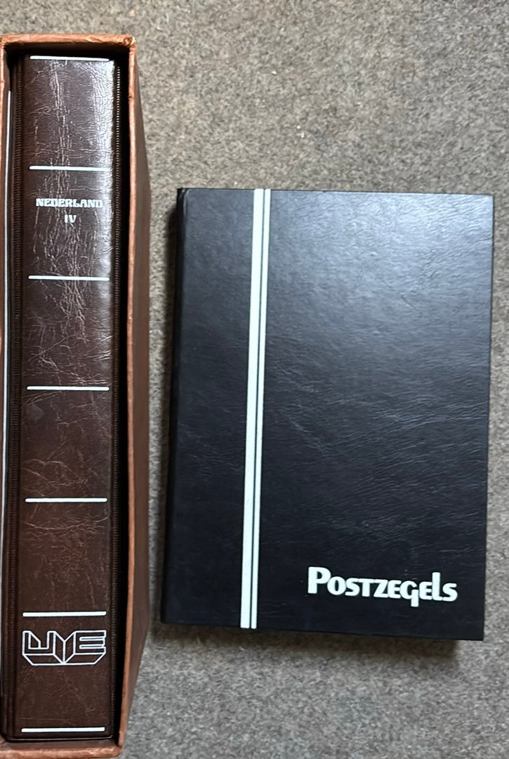 2 postzegelboeken, Postzegels en Munten, Ophalen of Verzenden, Verzamelalbum