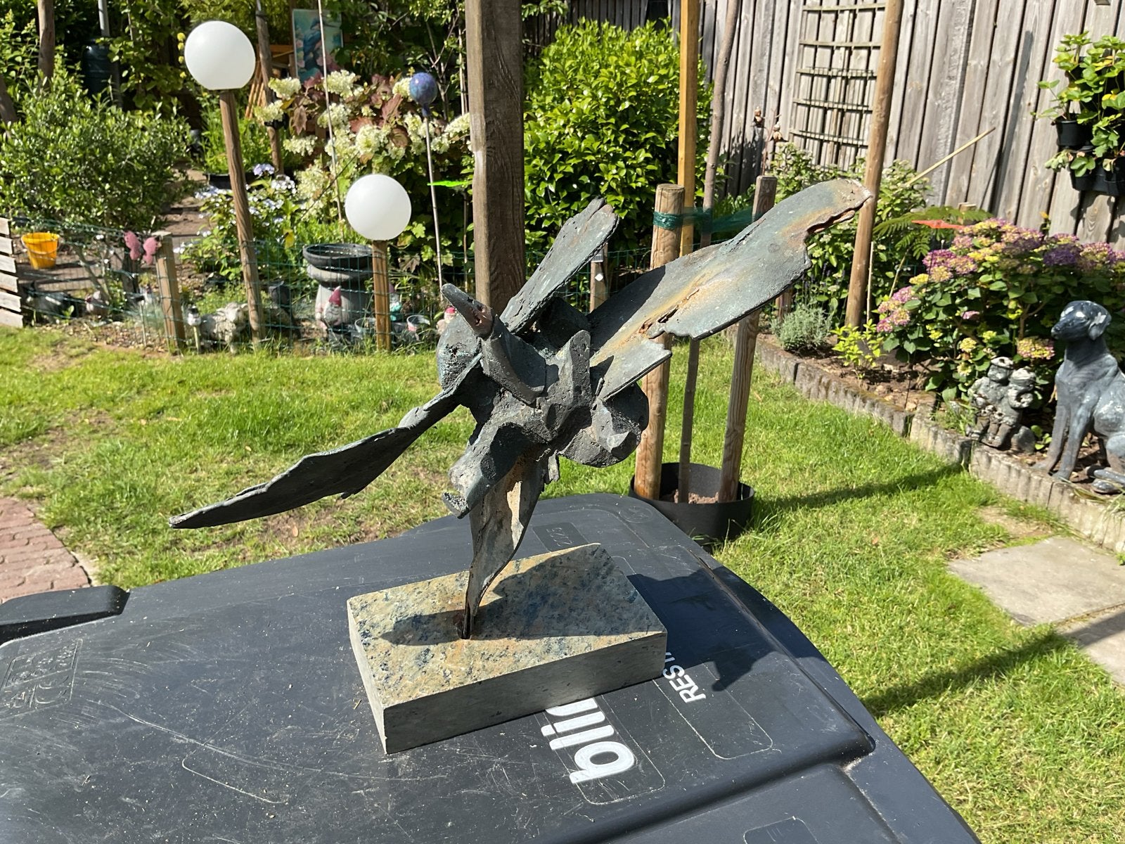 Abstracte metalen sculptuur op stenen sokkel, Antiek en Kunst, Ophalen, Brutalistisch, Gepatineerd, 20 - 50 cm