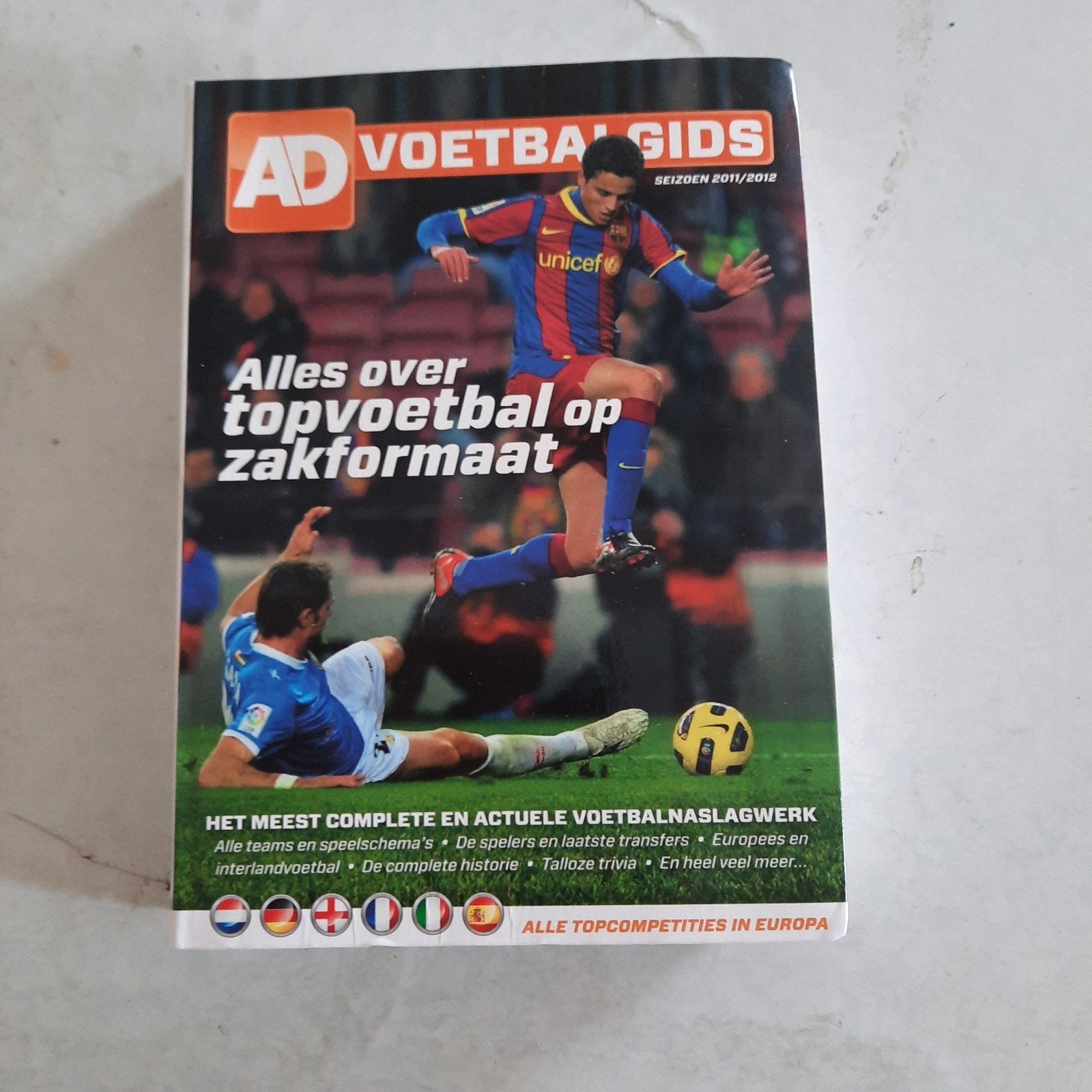 AD Voetbalgids 2011-2012: Alles over topvoetbal, Ophalen of Verzenden, Zo goed als nieuw, AD Voetbalgids, Overige sporten