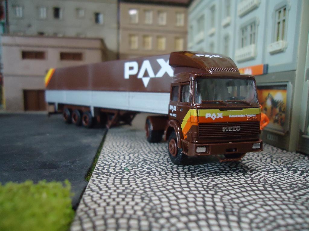 IVECO Turbo Herpa PAX Leeuwarden Veghel met sturende vooras, Ophalen of Verzenden, Nieuw, Bus of Vrachtwagen, Herpa
