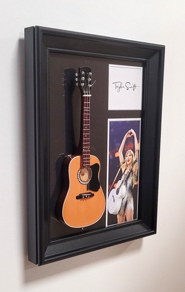 Taylor Swift miniatuur gitaar op lijst wanddeco decoratie, Info@deconoord.nl, Deco Noord, Nieuw, Ophalen of Verzenden