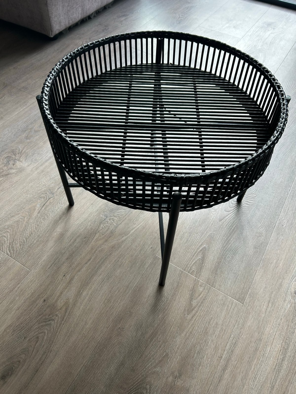 Stijlvolle zwarte bijzettafel met standaard, Minder dan 55 cm, Rond, Zo goed als nieuw, Ophalen