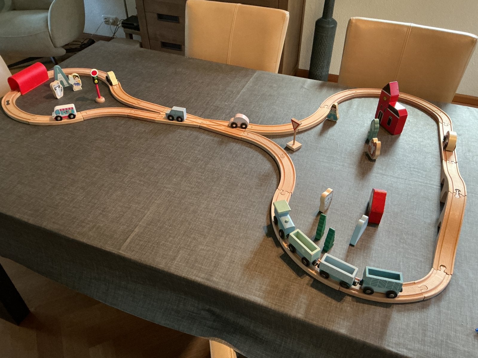 Houten treinbaan,brug,tunnel,wissels,treintje,auto’s, Ophalen of Verzenden, Zo goed als nieuw