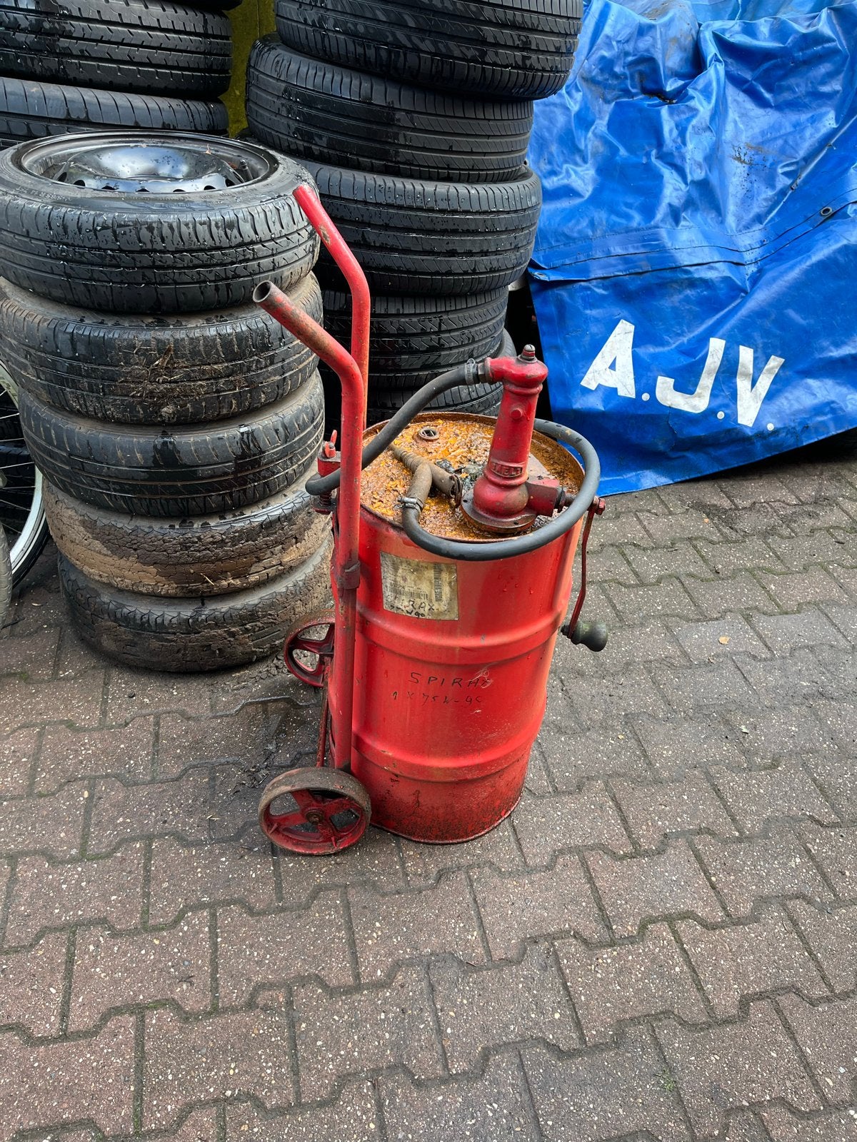 Oliepomp met vat - Vintage handpomp voor olie, Auto diversen, Autogereedschap, Ophalen, Gebruikt