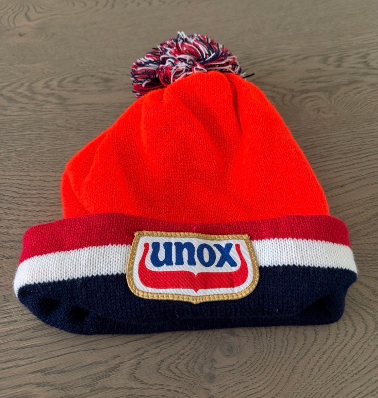 Unox Muts met Pompon - Rood, Wit, Blauw, Kleding | Dames, Ophalen of Verzenden, Nieuw, Maat 38/40 (M), Muts
