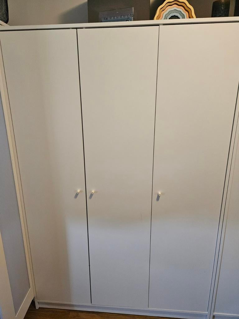 3x beschikbaar: Witte kledingkast met 3 deuren en hangruimte, Ophalen, Gebruikt, 100 tot 150 cm, 150 tot 200 cm
