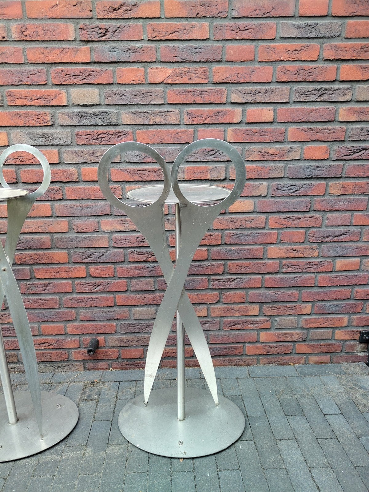 Set van 3 unieke RVS tafeltjes, schaar-design, 80 cm hoog, Huis en Inrichting, Gebruikt, Metaal of Aluminium, Ophalen of Verzenden