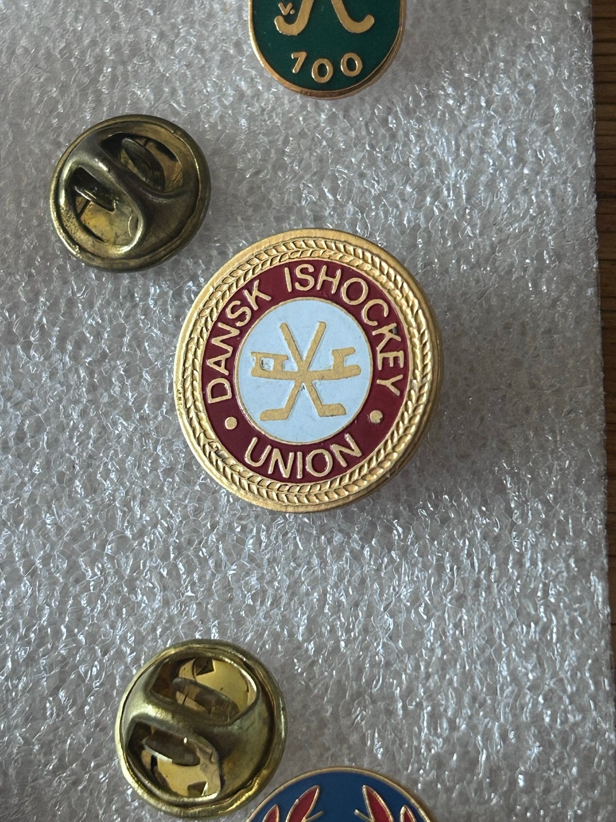 Vintage Dansk Ishockey Union pin, Ophalen of Verzenden, Gebruikt, Sport, Speldje of Pin