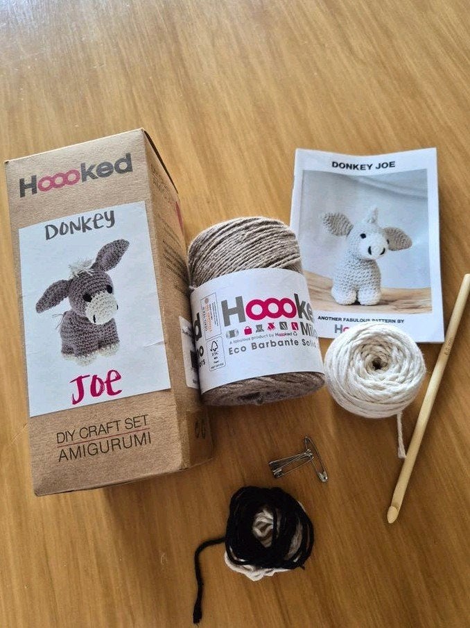 Hoooked DIY Amigurumi Knutselset - Donkey Joe, Dieren, Nieuw, Ophalen of Verzenden, Knutselwerk